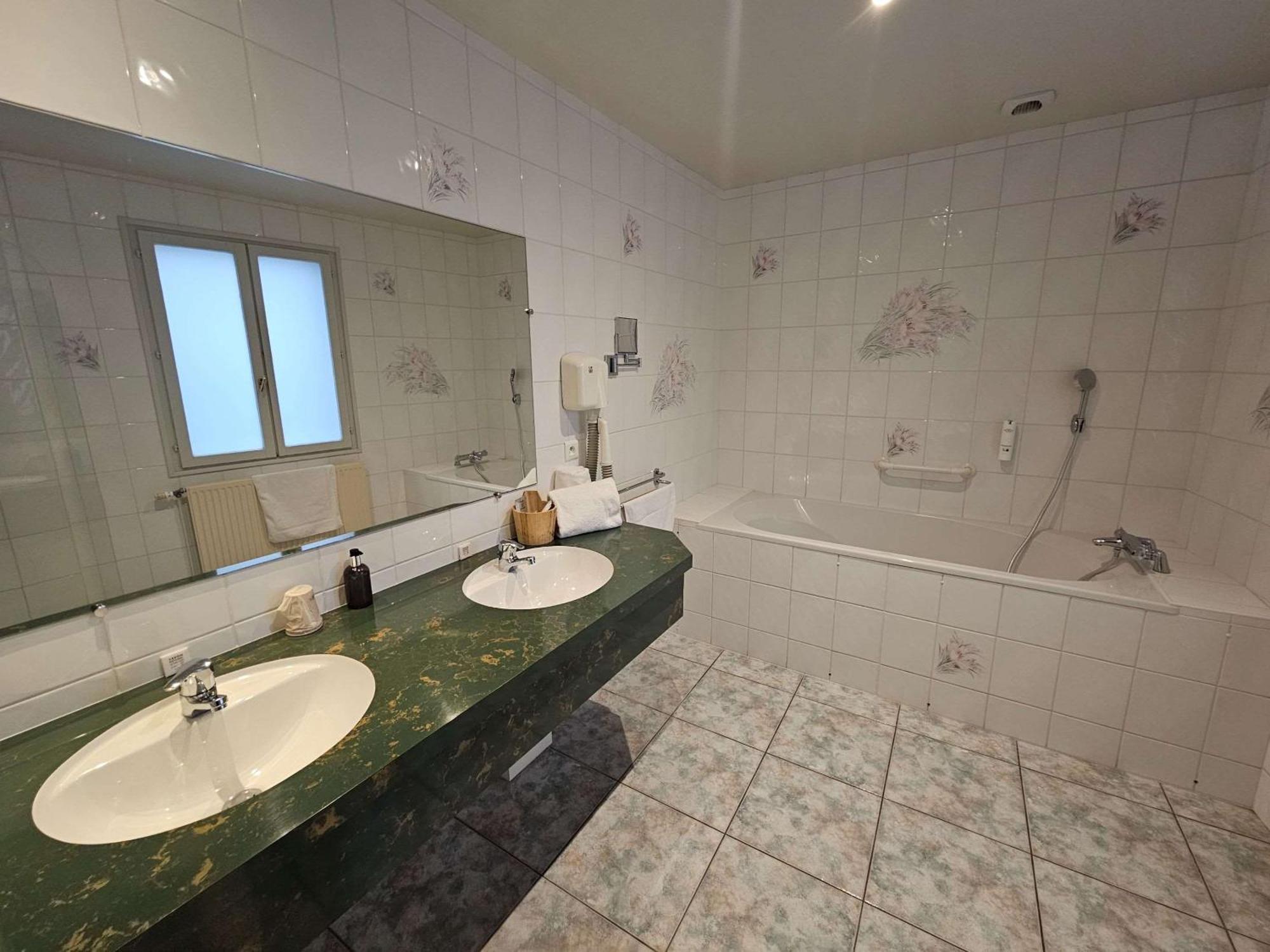 Auberge Du Lac, Sure Hotel Collection By Best Western Mesnil-Saint-Père Eksteriør billede