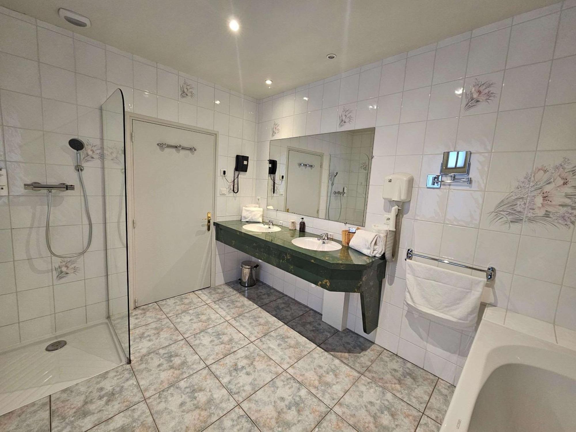 Auberge Du Lac, Sure Hotel Collection By Best Western Mesnil-Saint-Père Eksteriør billede