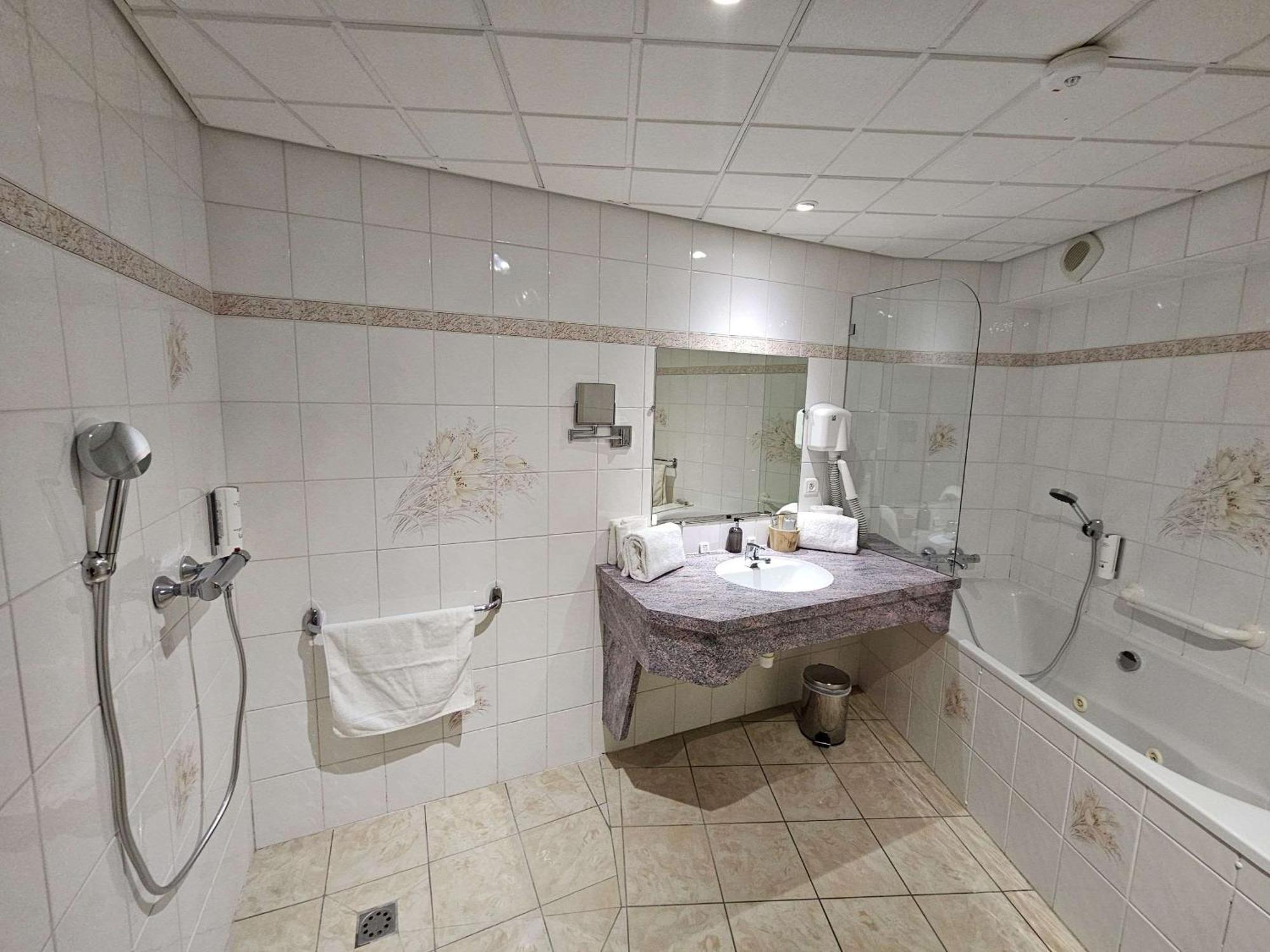 Auberge Du Lac, Sure Hotel Collection By Best Western Mesnil-Saint-Père Eksteriør billede